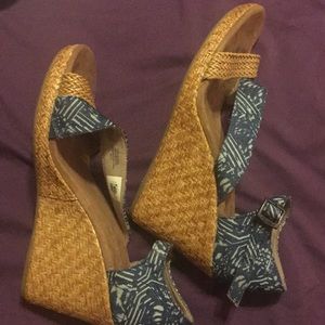 Toms sandals size 10